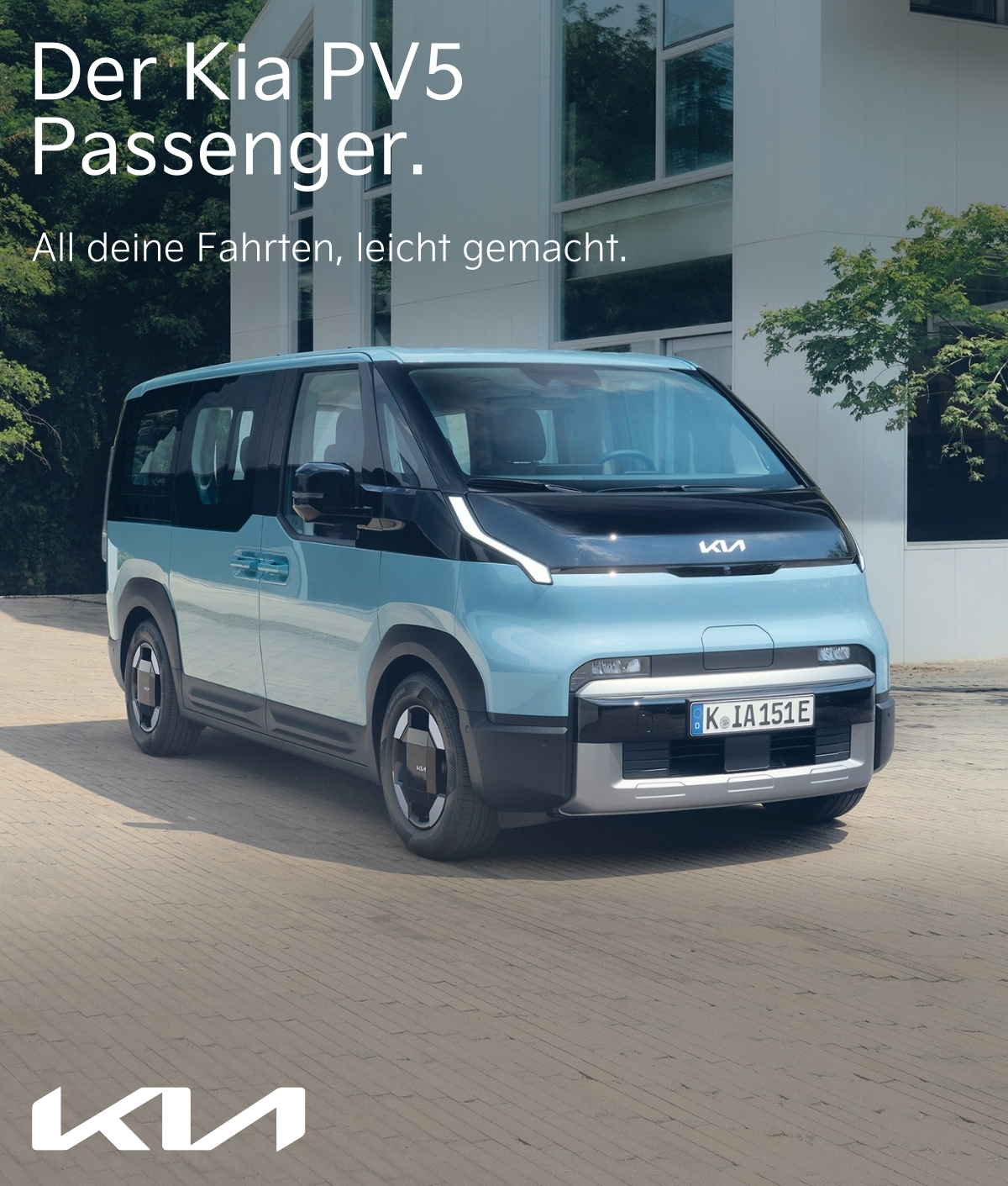 Kia PV5 steht auf einer Straße.