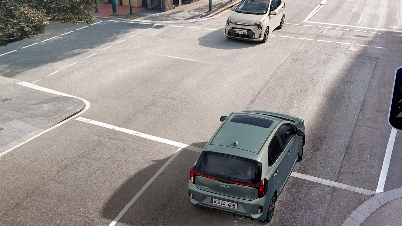 Kia Picanto steht an einer Kreuzung.