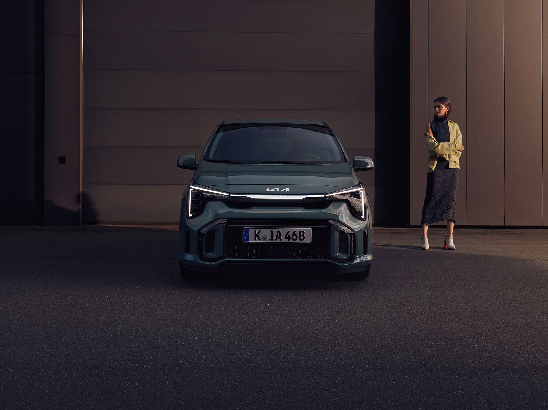 Kia Picanto parkt neben einem Model.