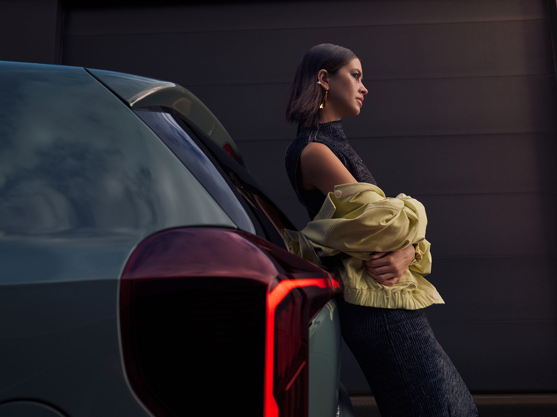 Kia Picanto mit Model am Kofferraum.