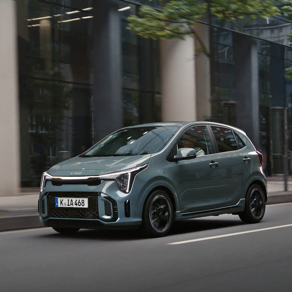 Kia Picanto parkt in der Stadt.