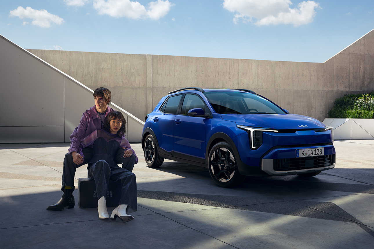 Models vor einem blauen Kia Stonic.