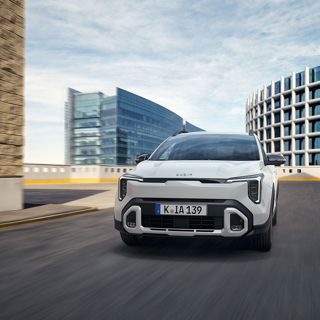 Kia Stonic fährt einem entgegen.
