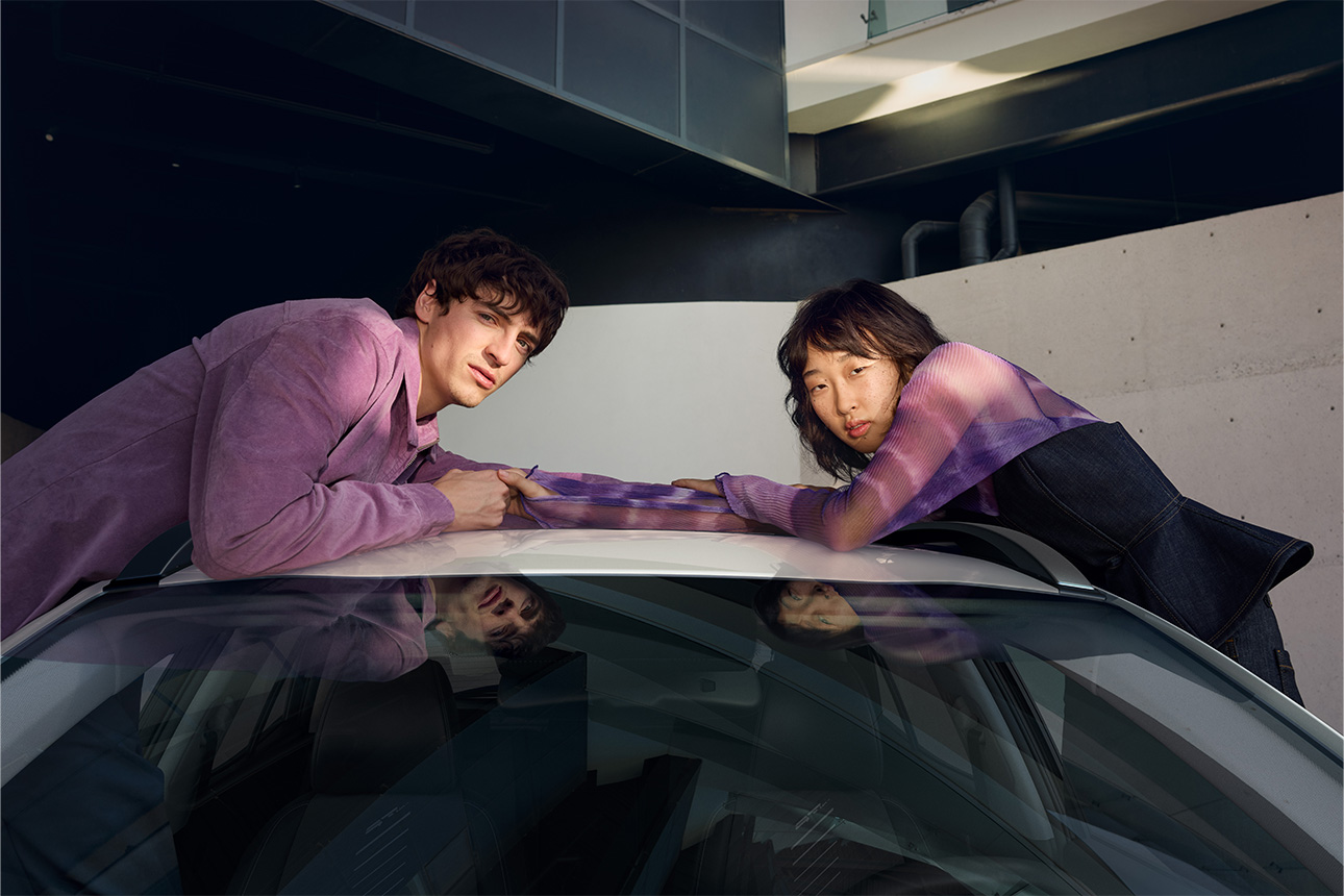 Zwei Models auf dem Dach eines Kia Stonic.