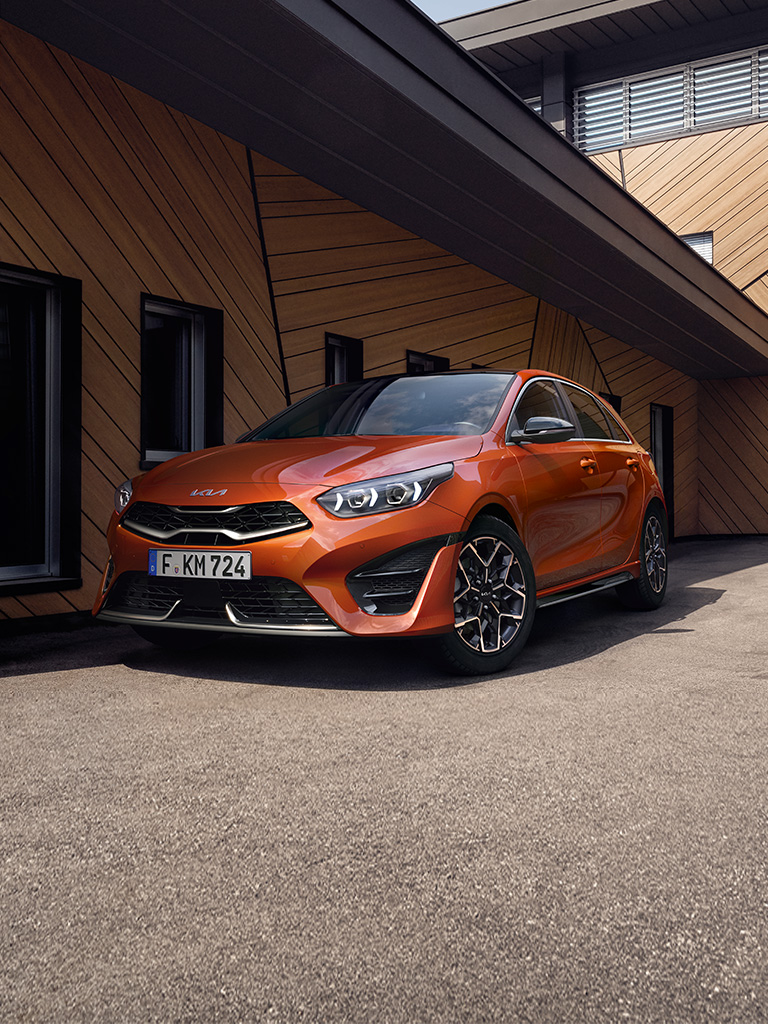 Kia Ceed GTL steht neben einem Haus.