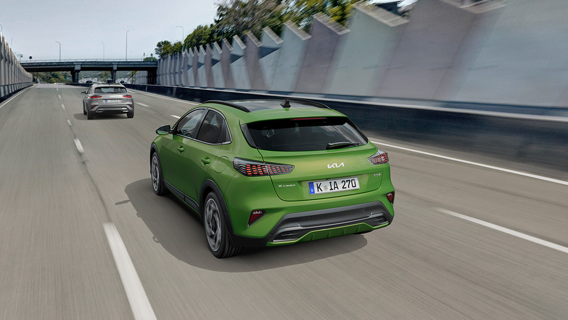 Kia XCeed GTL in grün auf der Autobahn.