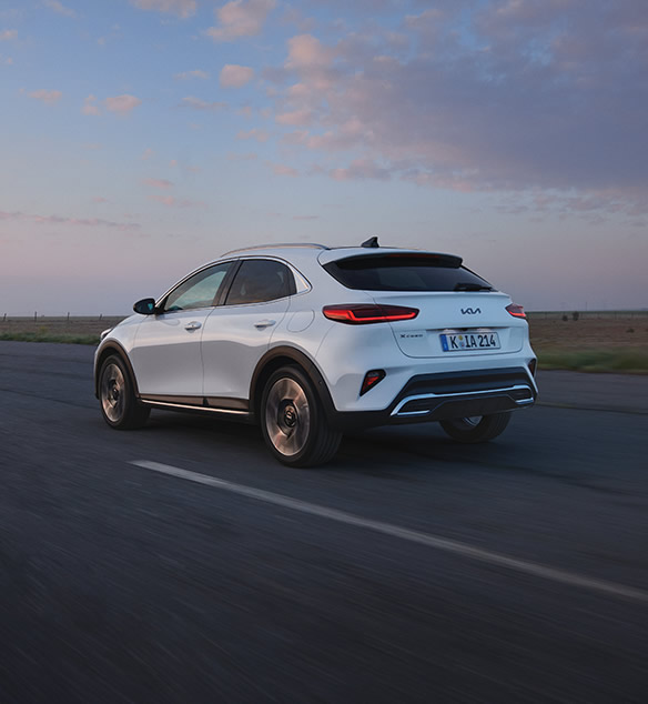 Kia XCeed 2026 fährt auf der Landstraße.