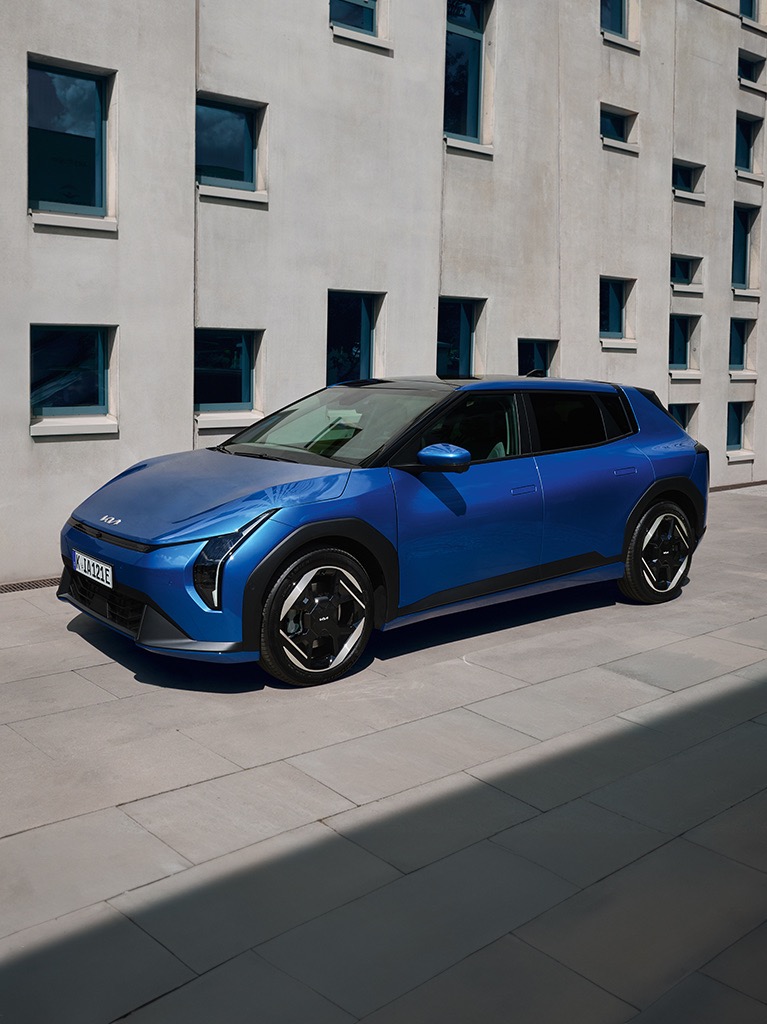 Kia EV4 in blau.