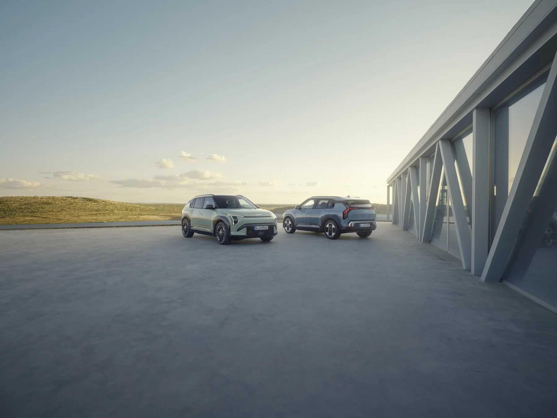 Kia EV3 in der Baseline- und in der GT-line-Ausführung nebeneinander