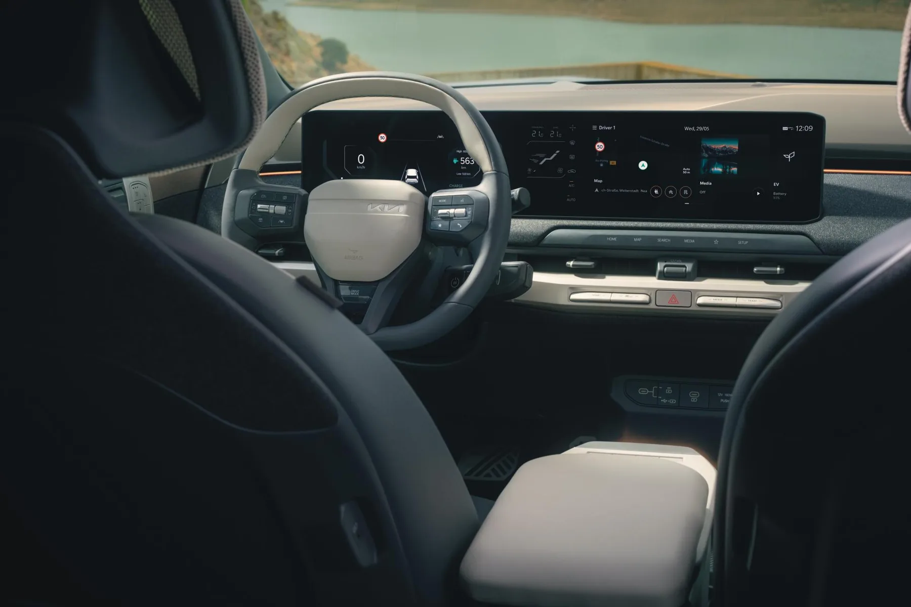 Cockpit des Kia EV3 GT-line mit durchgehendem Bildschirmband
