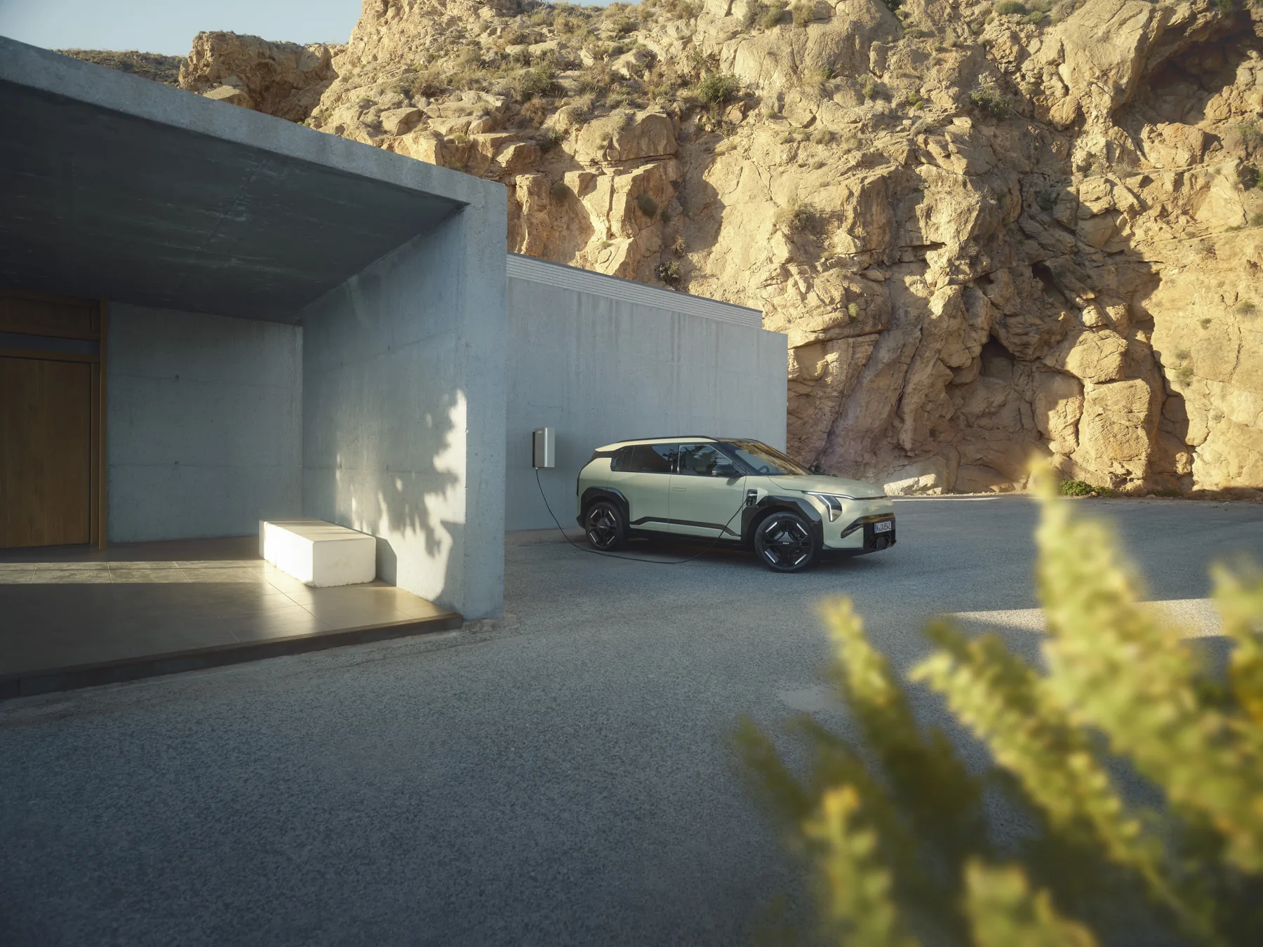 Kia EV3 GT-line lädt an einer Wallbox vor dem Haus