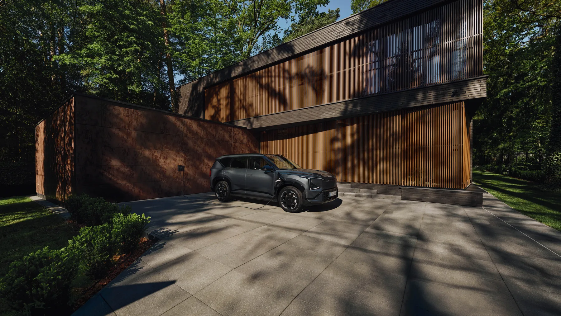 Kia EV5 GT-line lädt an der heimischen Wallbox in der Einfahrt