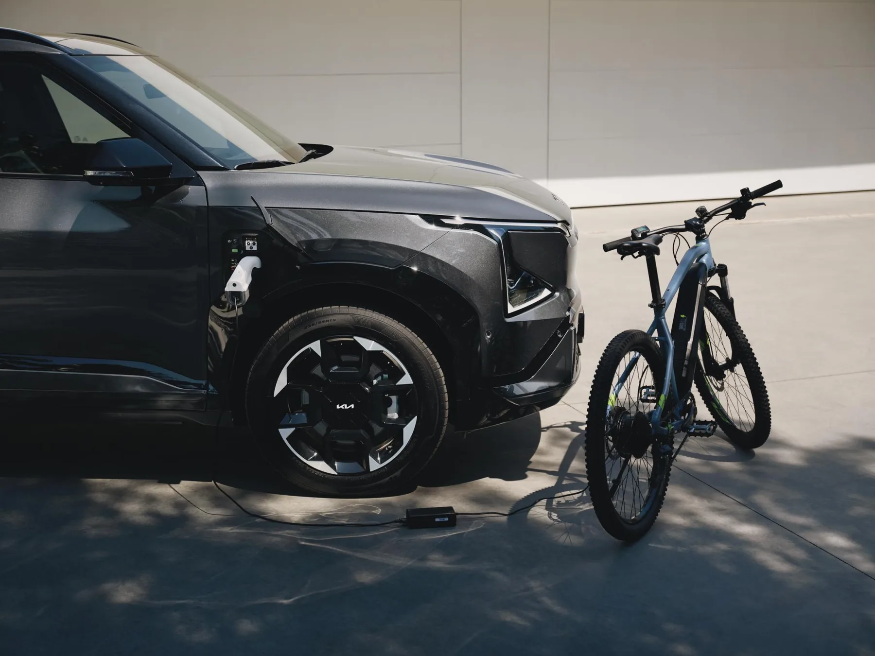 E-Bike wird über die V2L-Funktion am Kia EV5 GT-line geladen