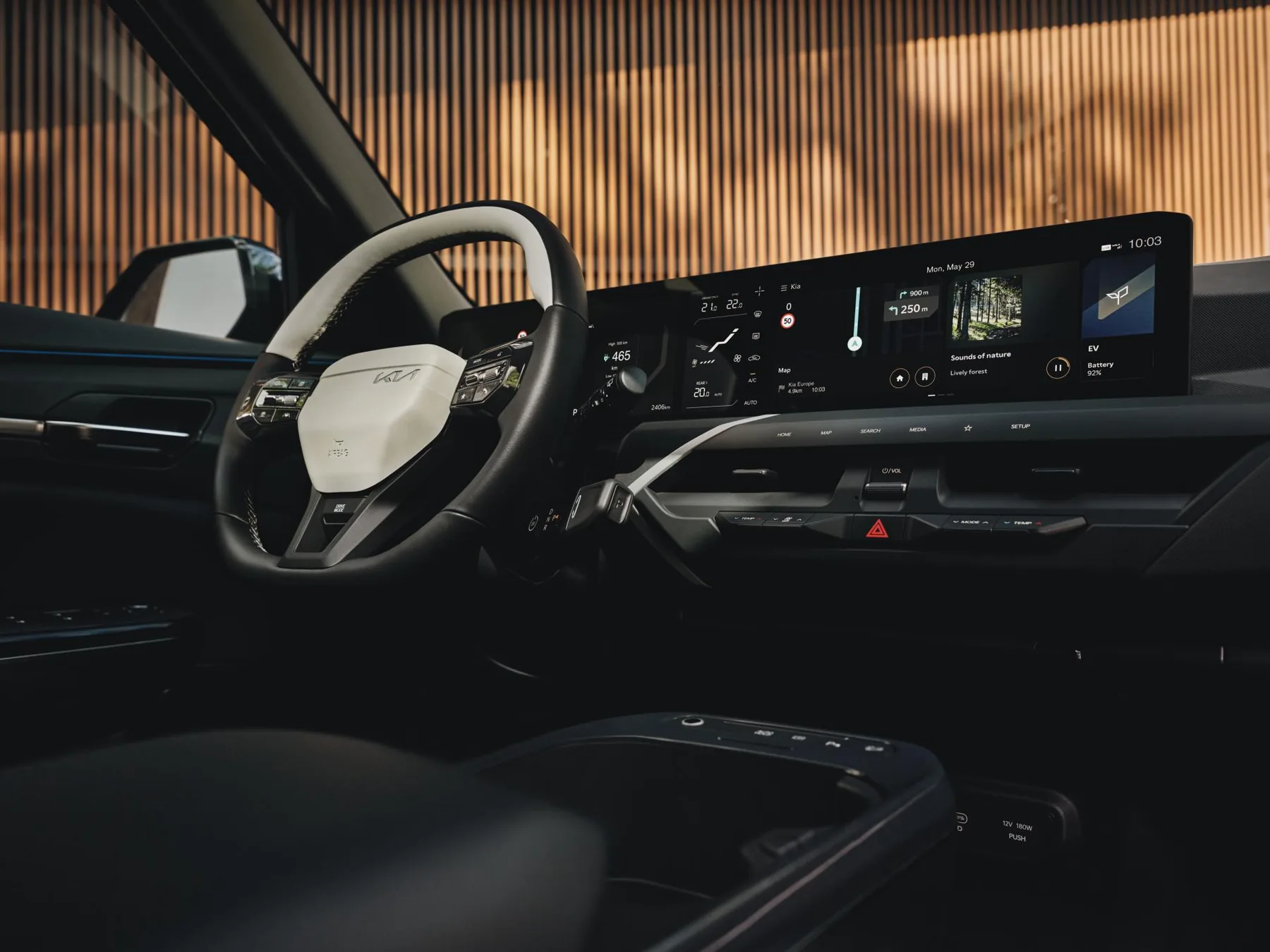 Gewölbtes Widescreen-Display hinter dem Lenkrad des Kia EV5 GT-line