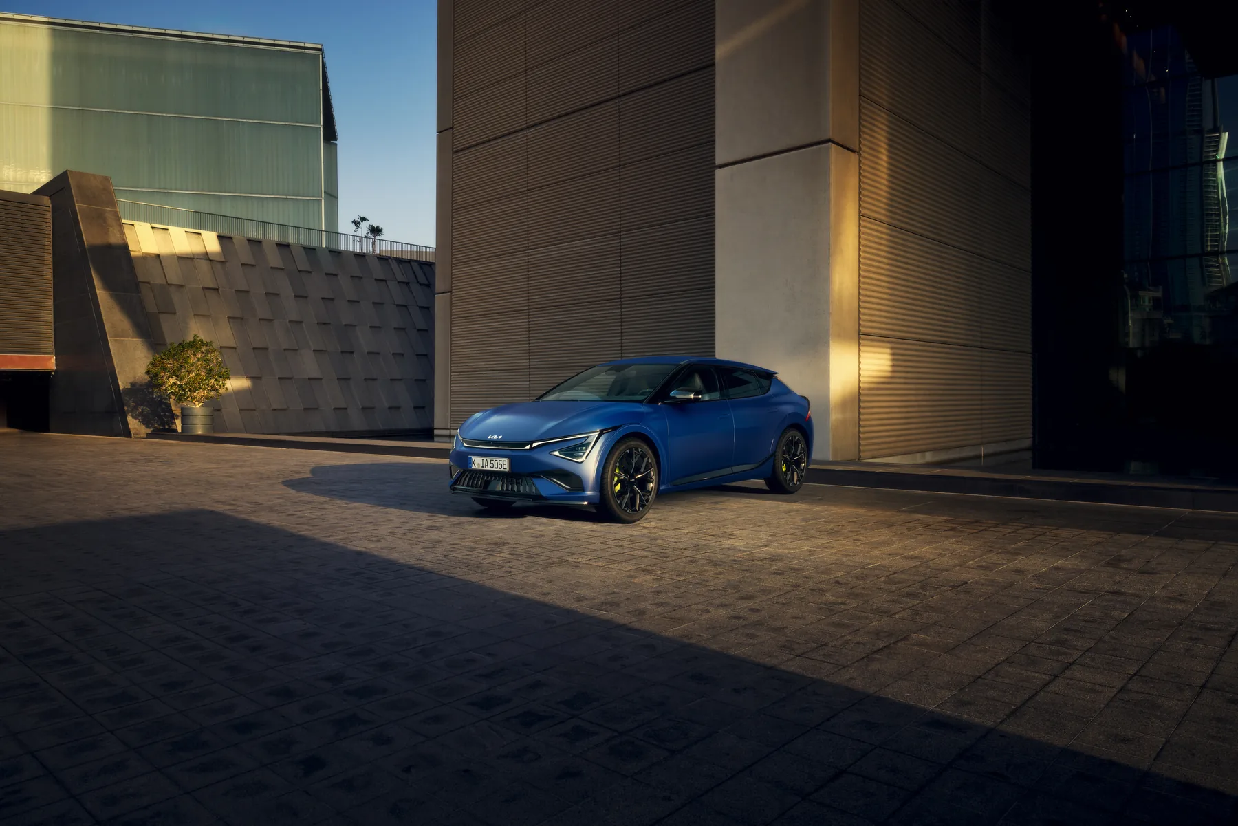 Kia EV6 GT in Mattblau in der Dreiviertelansicht von vorn