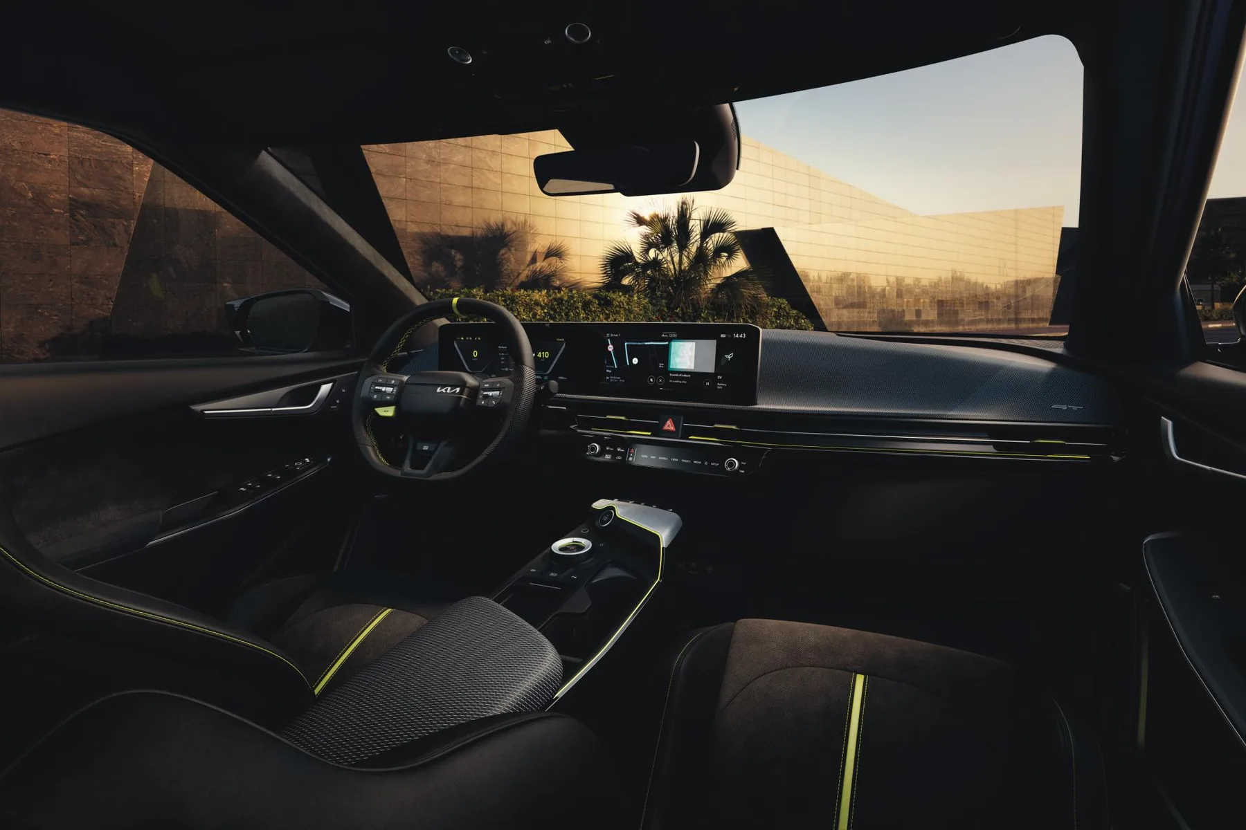 Innenraum des Kia EV6 GT mit Displays und neongrünen Akzenten