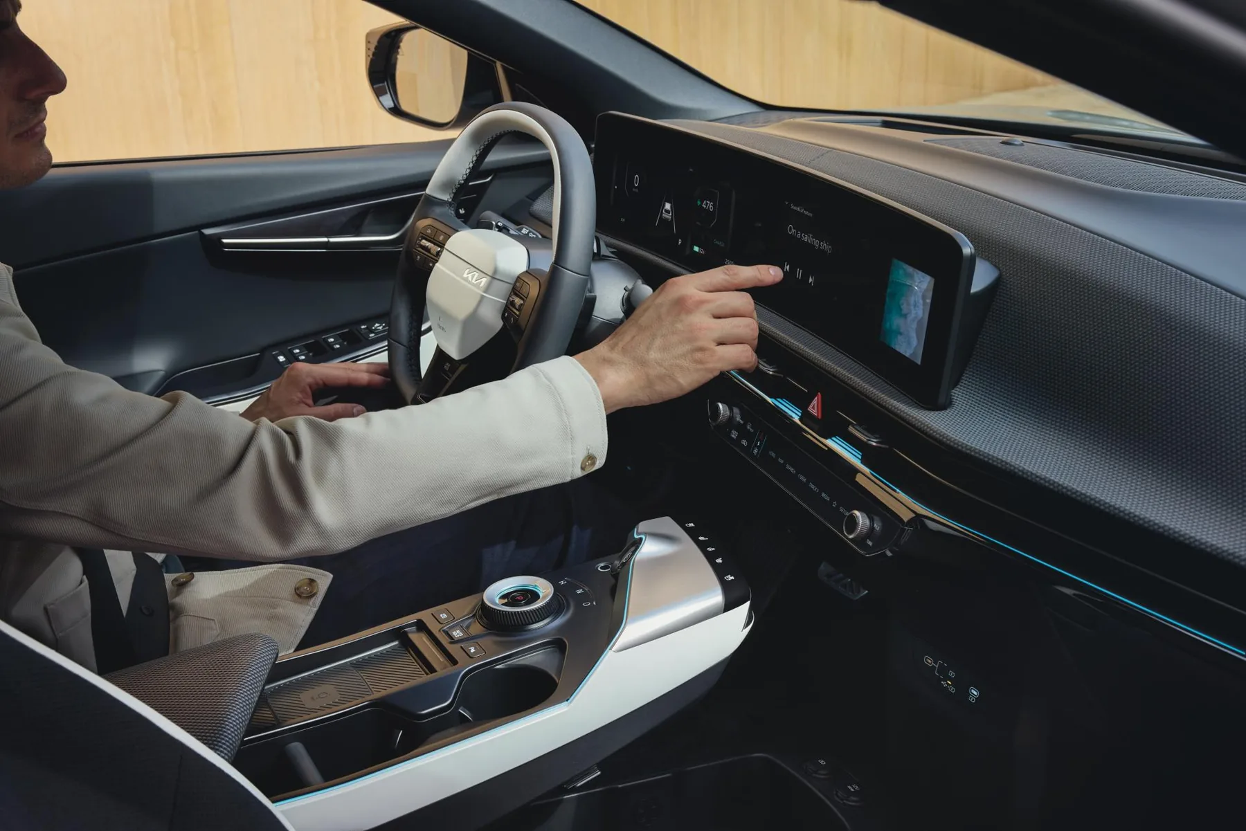 Fahrer bedient das gewölbte Widescreen-Display im Kia EV6 GT-line