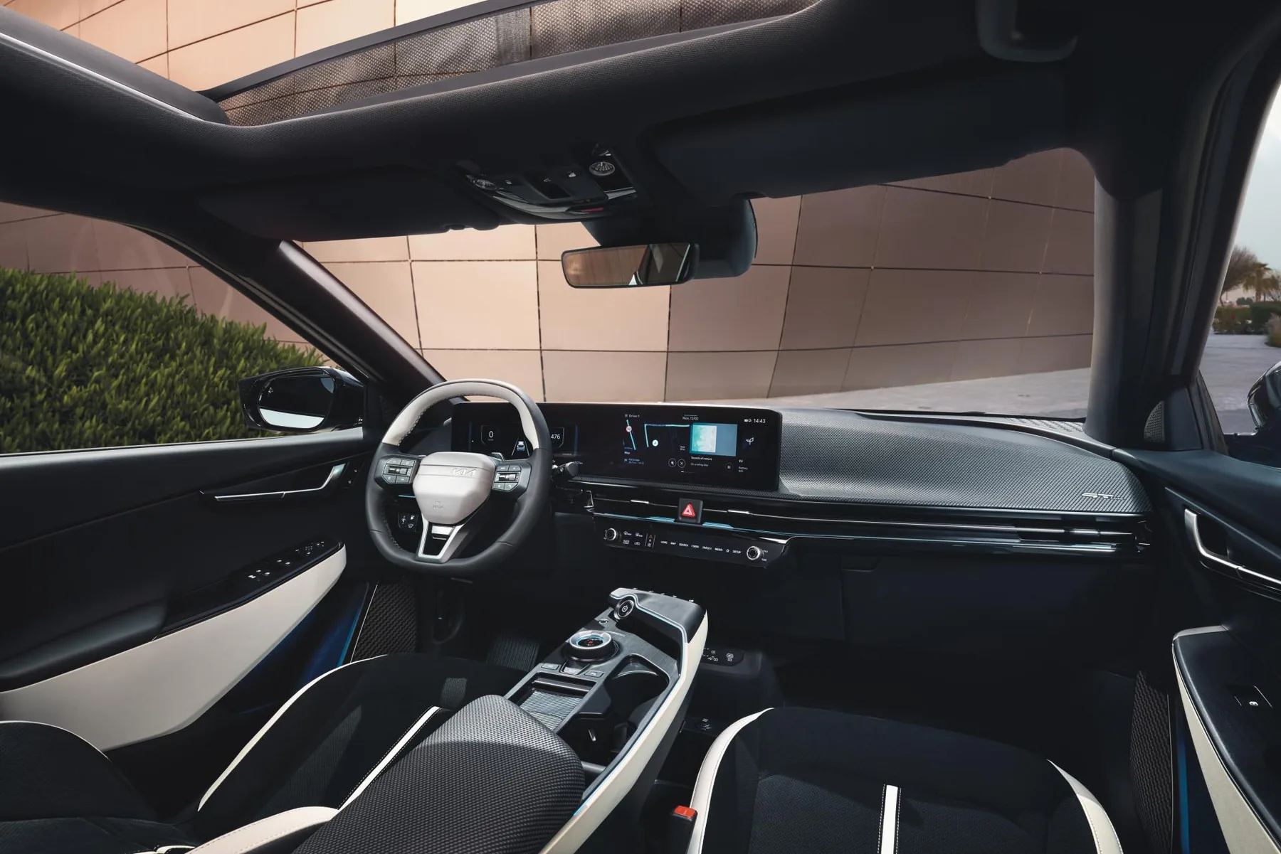 Innenraum des Kia EV6 GT-line mit Lenkrad, Displays und Mittelkonsole