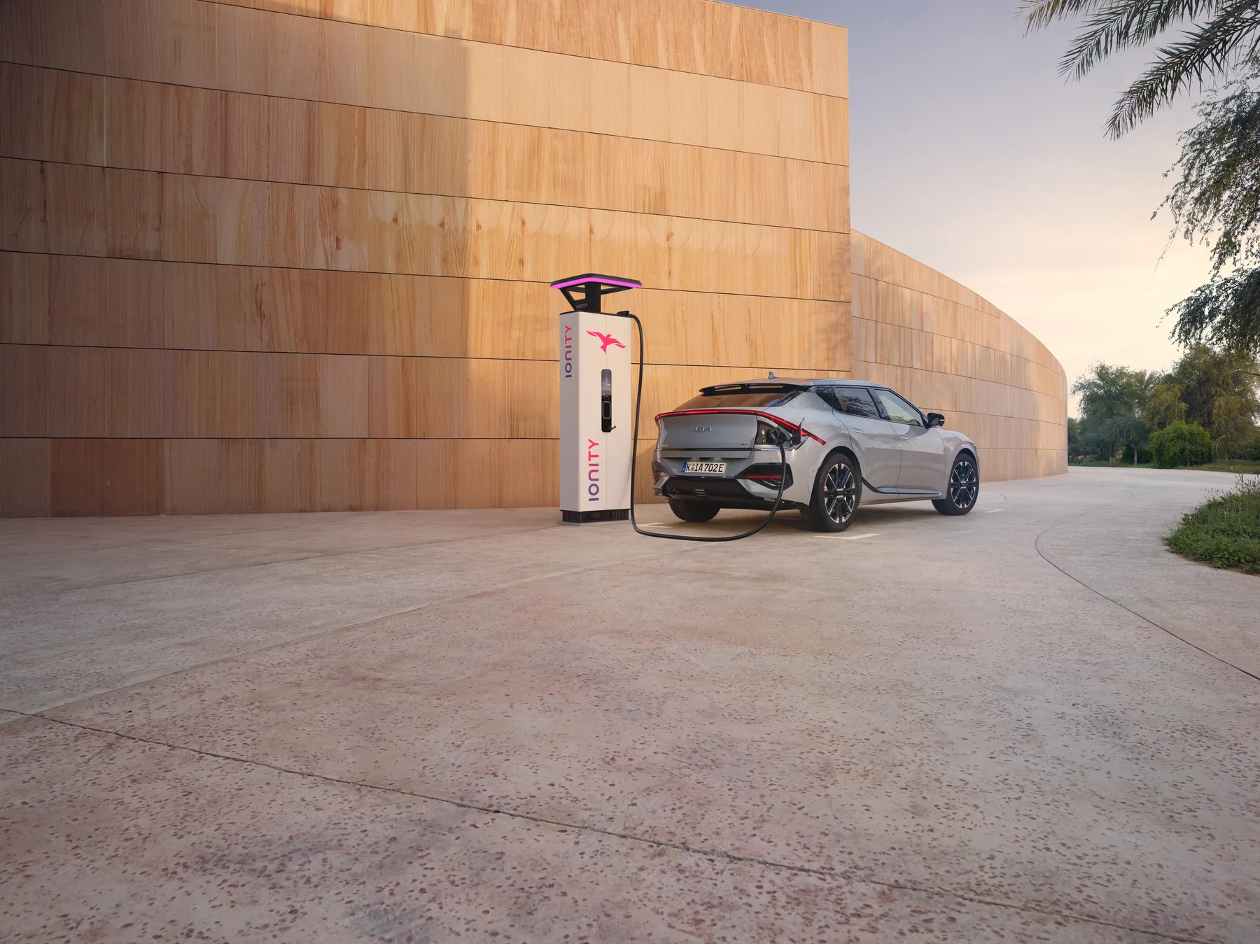 Kia EV6 GT-line an einer öffentlichen Schnellladesäule