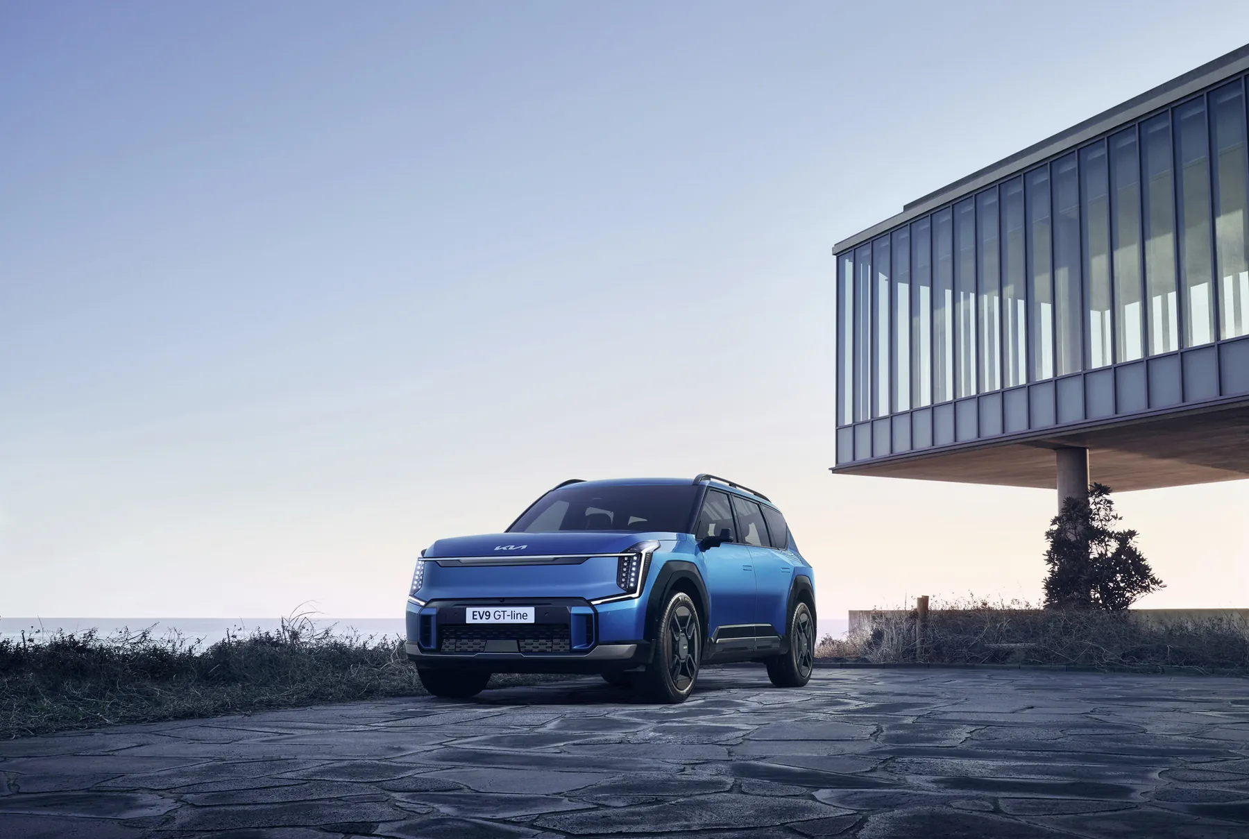 Kia EV9 in Blau in der Dreiviertelansicht von vorn