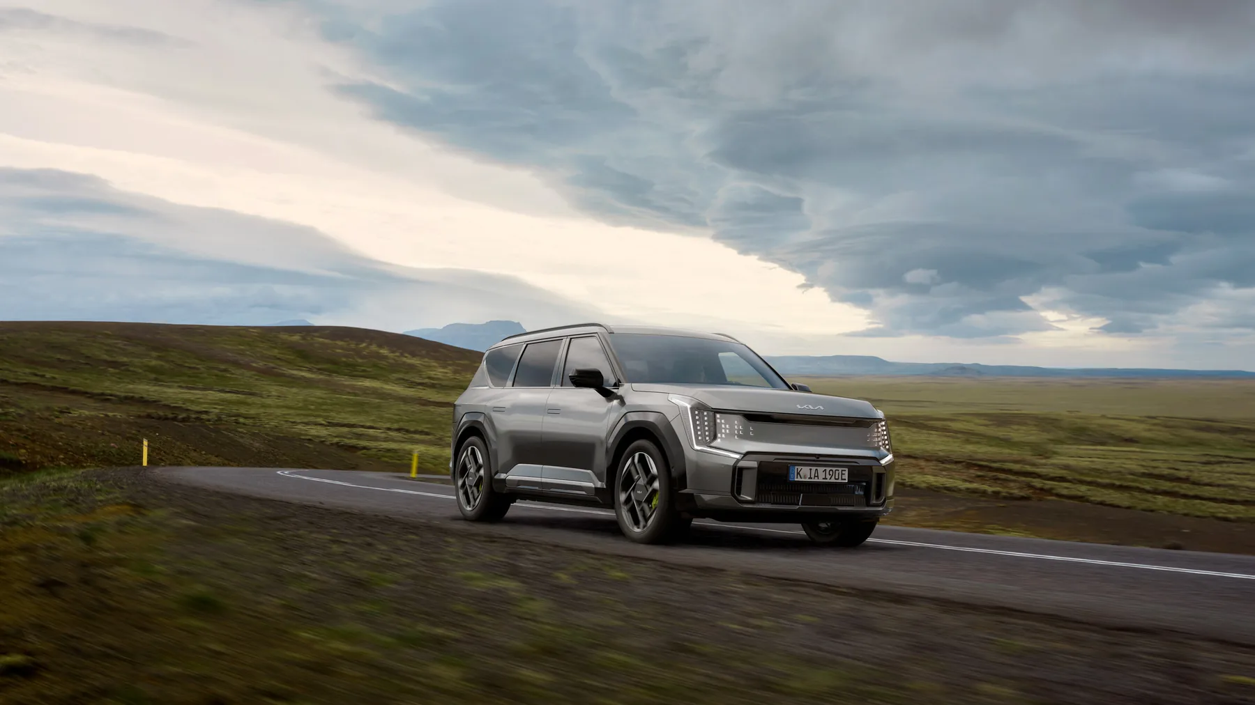 Kia EV9 GT in Fahrt vor weiter Landschaft
