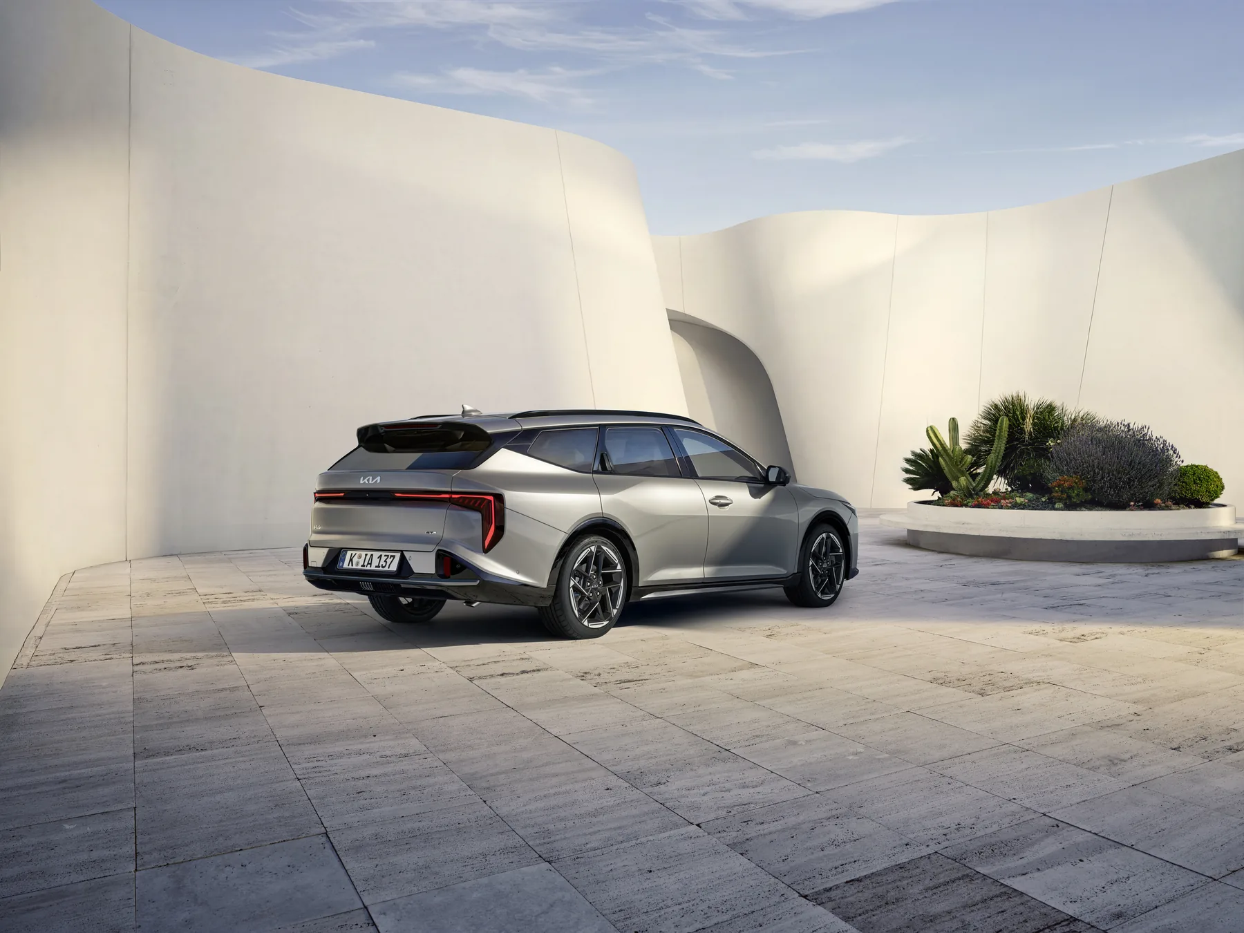 Kia K4 Sportswagon GT-line in der Dreiviertelansicht von hinten