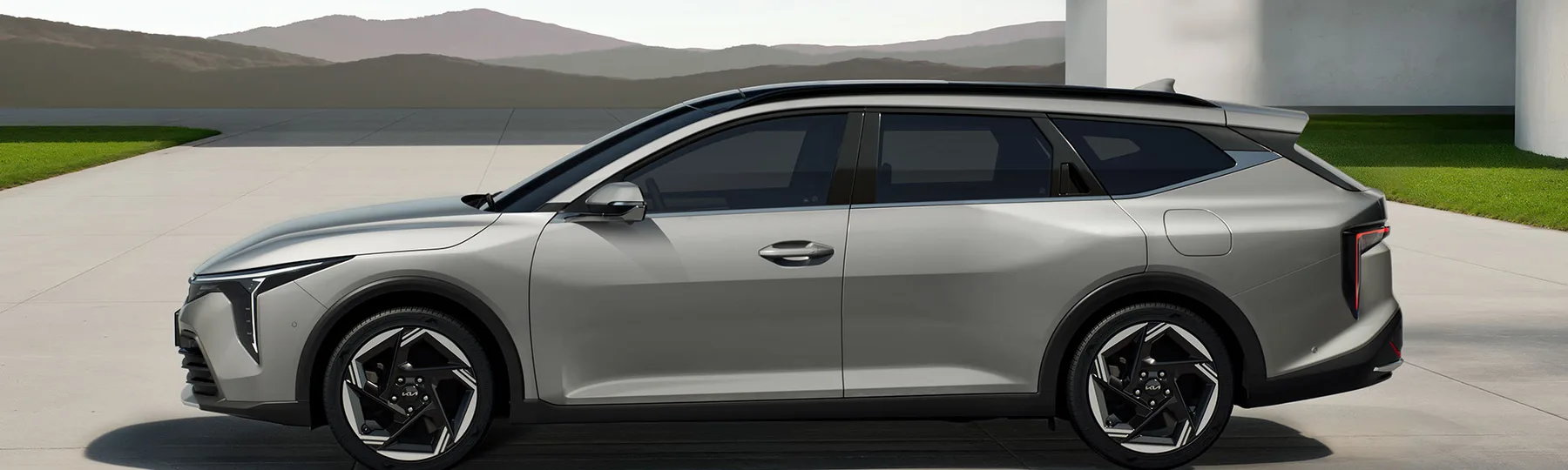 Kia K4 Sportswagon in Silber in der Seitenansicht vor einer Berglandschaft