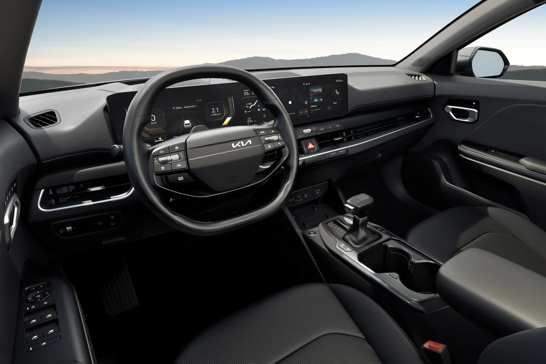 Cockpit des Kia K4 Sportswagon von der Beifahrerseite mit Lenkrad und Panoramadisplay