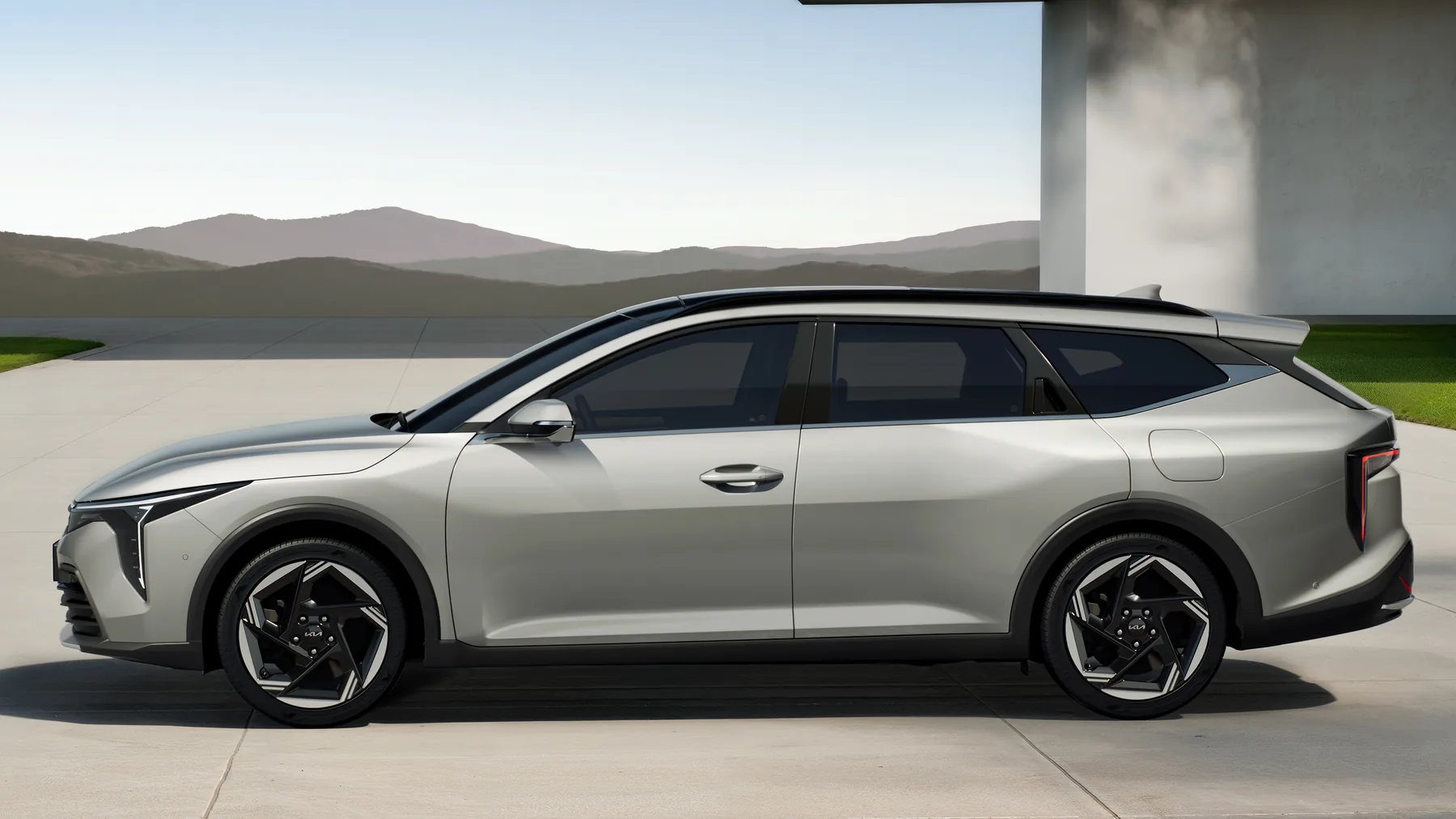 Kia K4 Sportswagon in Silber in der Seitenansicht, Kombiheck in voller Länge