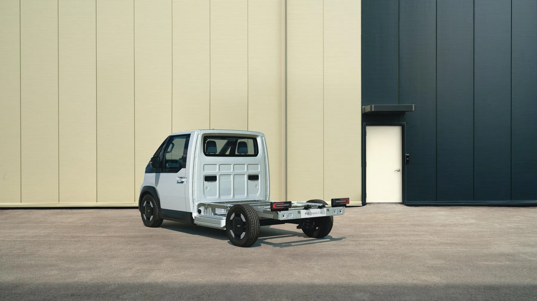 Kia PV5 Chassis Cab von schräg hinten mit Blick auf den Rahmen