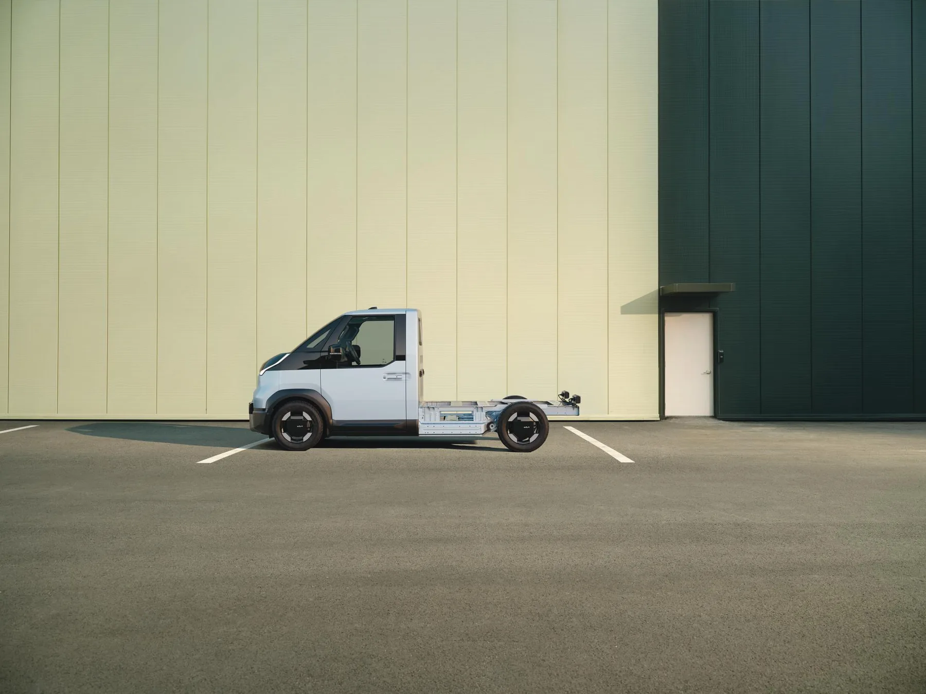 Kia PV5 Chassis Cab in der Seitenansicht mit freiem Fahrgestell