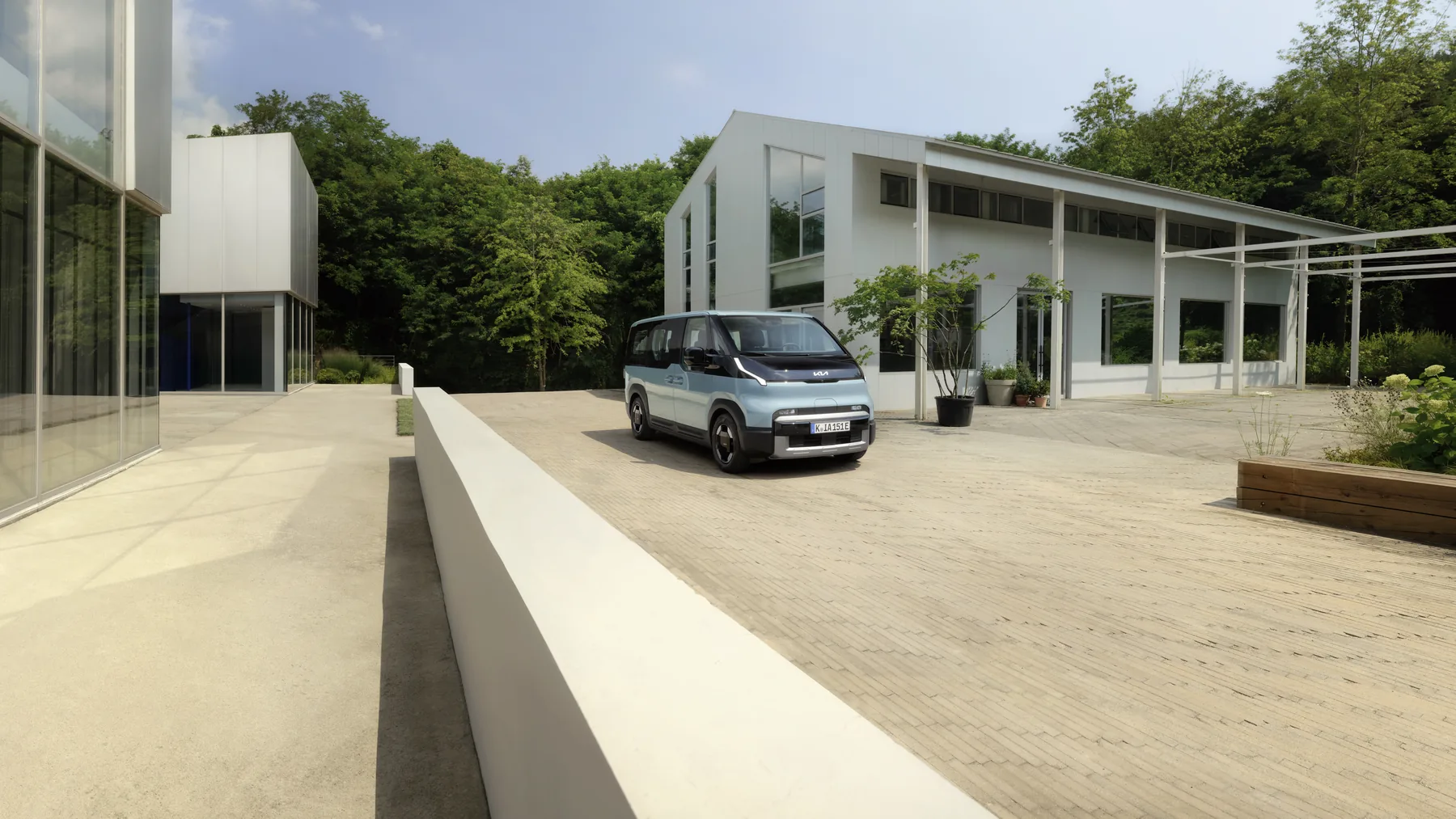 Kia PV5 Passenger vor einem modernen Gebäude