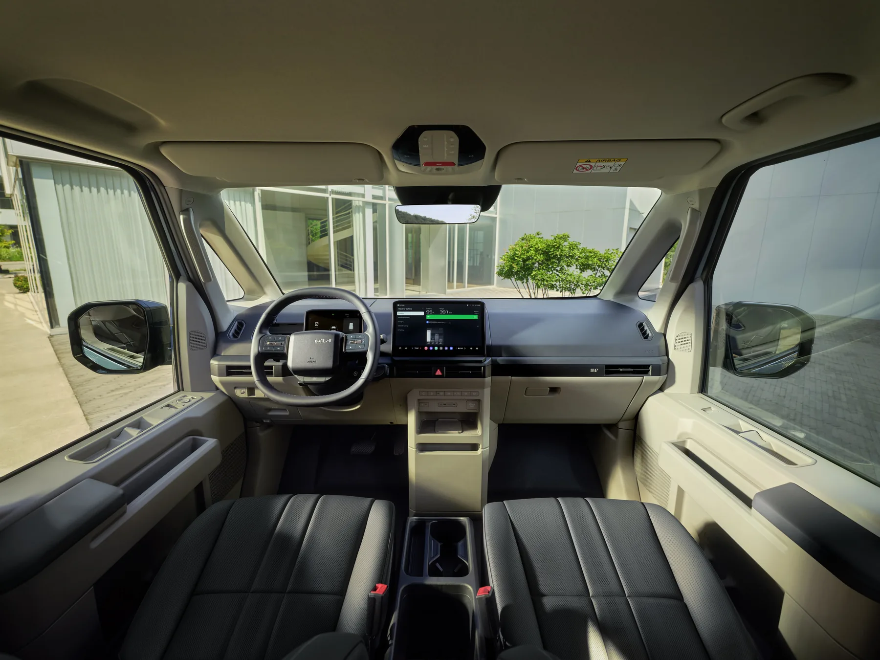 Cockpit des Kia PV5 Passenger mit Lenkrad und Display