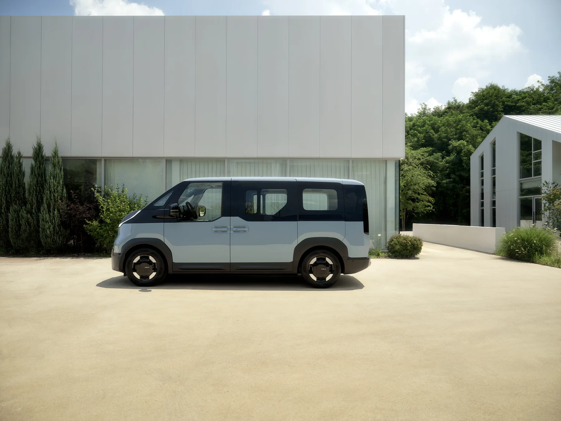 Kia PV5 Passenger in der Seitenansicht mit Blick auf die Schiebetür