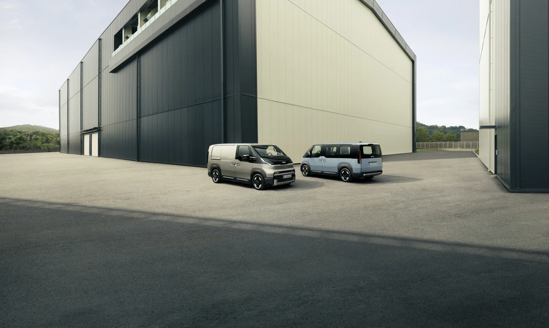 Kia PV5 Passenger und Kia PV5 Cargo nebeneinander